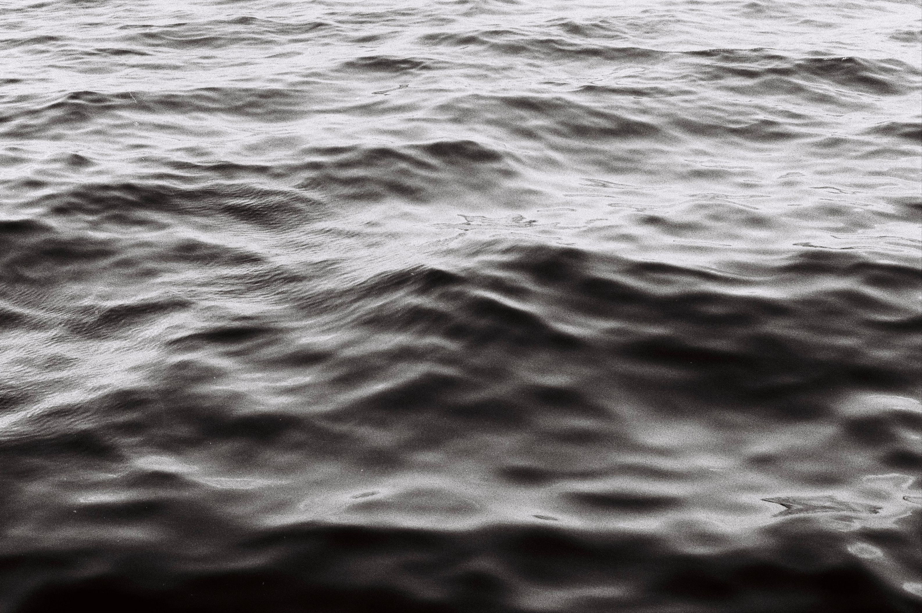 Gratuit Photo en noir et blanc capturant les vagues tranquilles du littoral d'Istanbul, offrant une ambiance calme et intemporelle. Photos