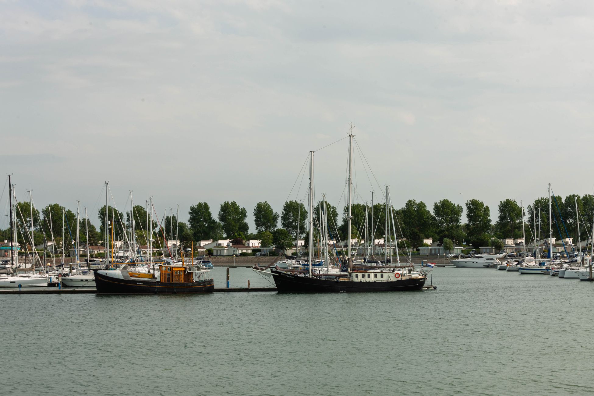 Jacht in brand in Maashaven Roermond