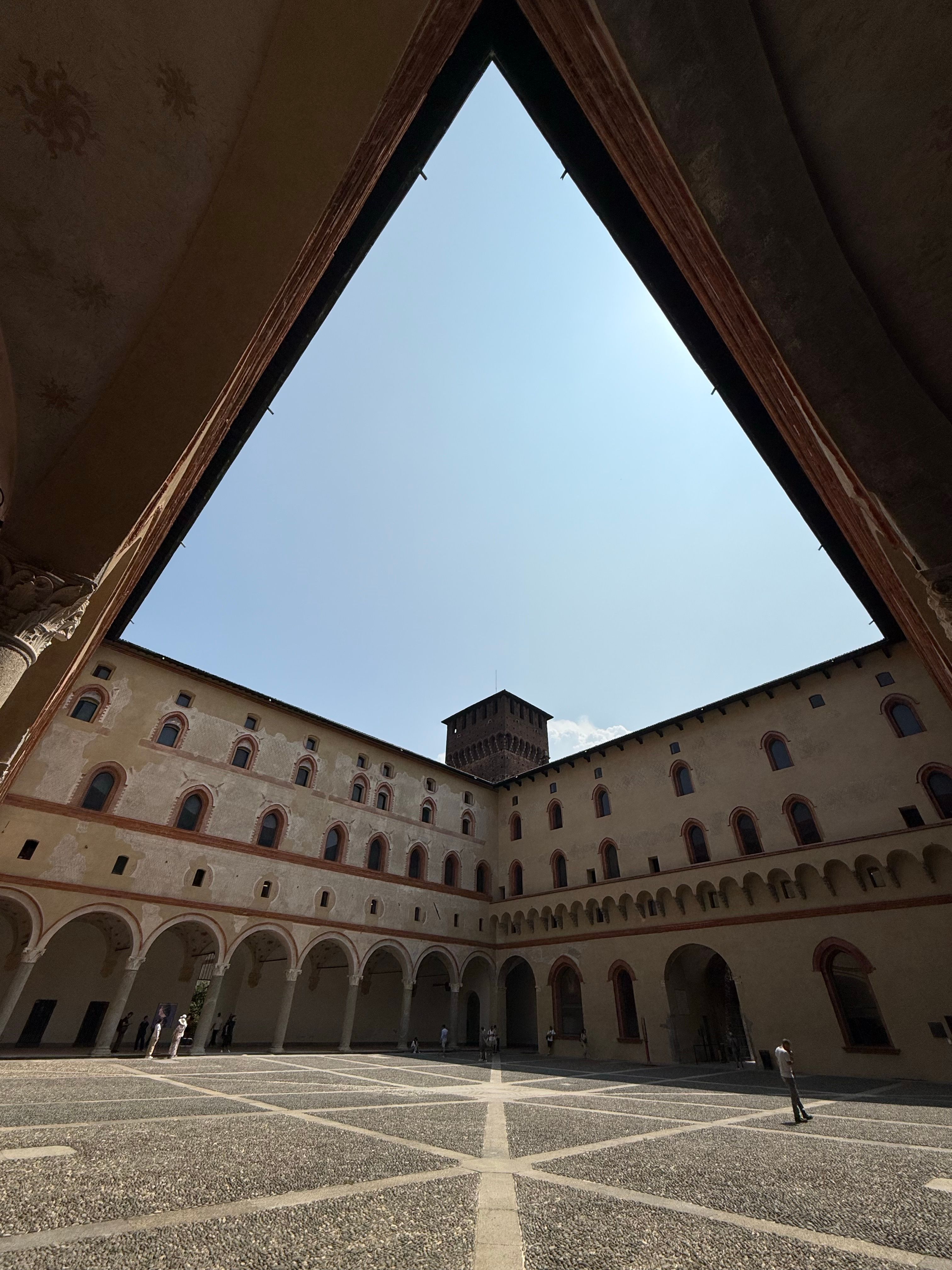 Historic Inner Courtyard under Clear Sky · Free Stock Photo