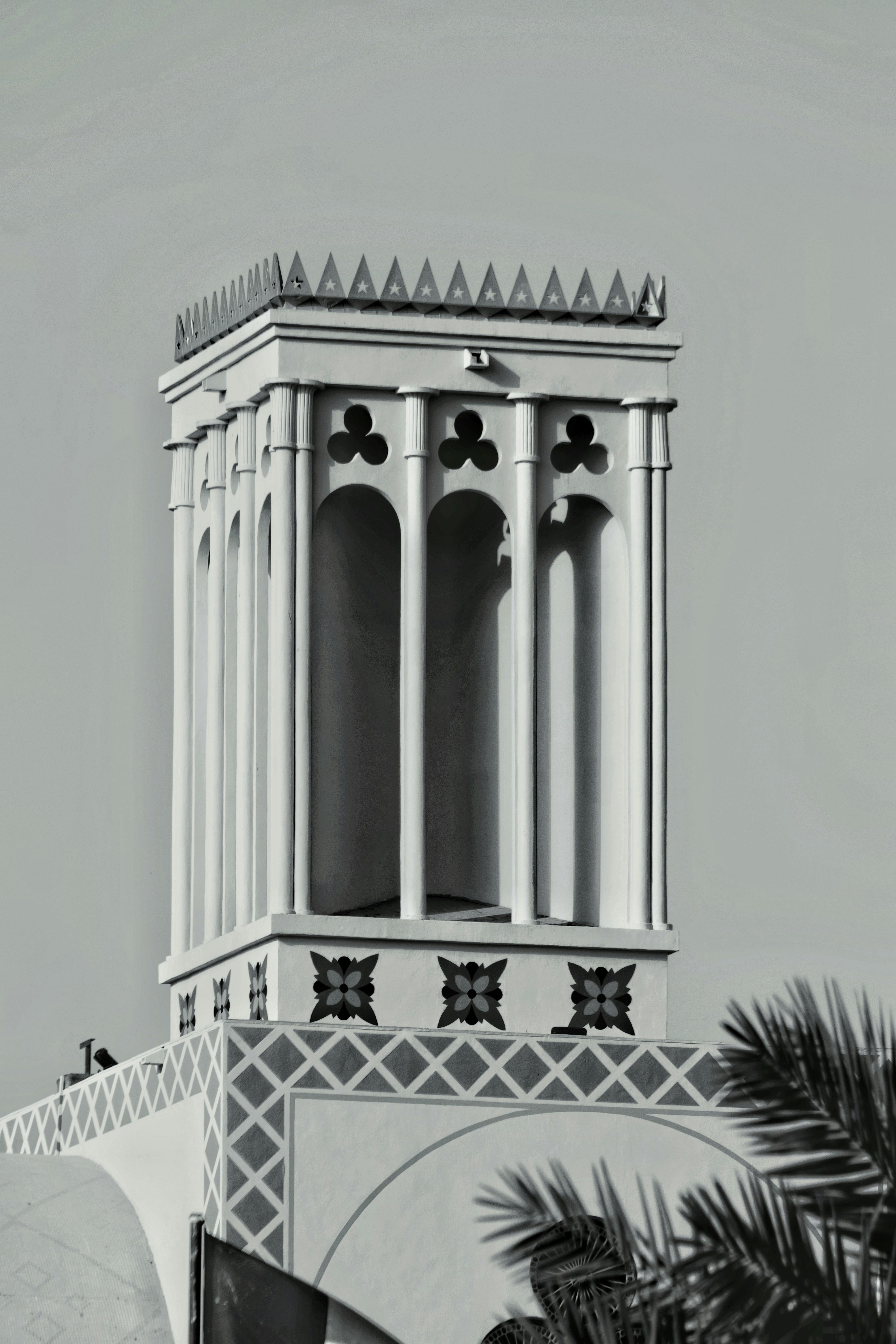 Gratuit Fotografie alb-negru a unui turn eolian tradițional din Dubai, care prezintă un design arhitectural istoric. Fotografie de stoc