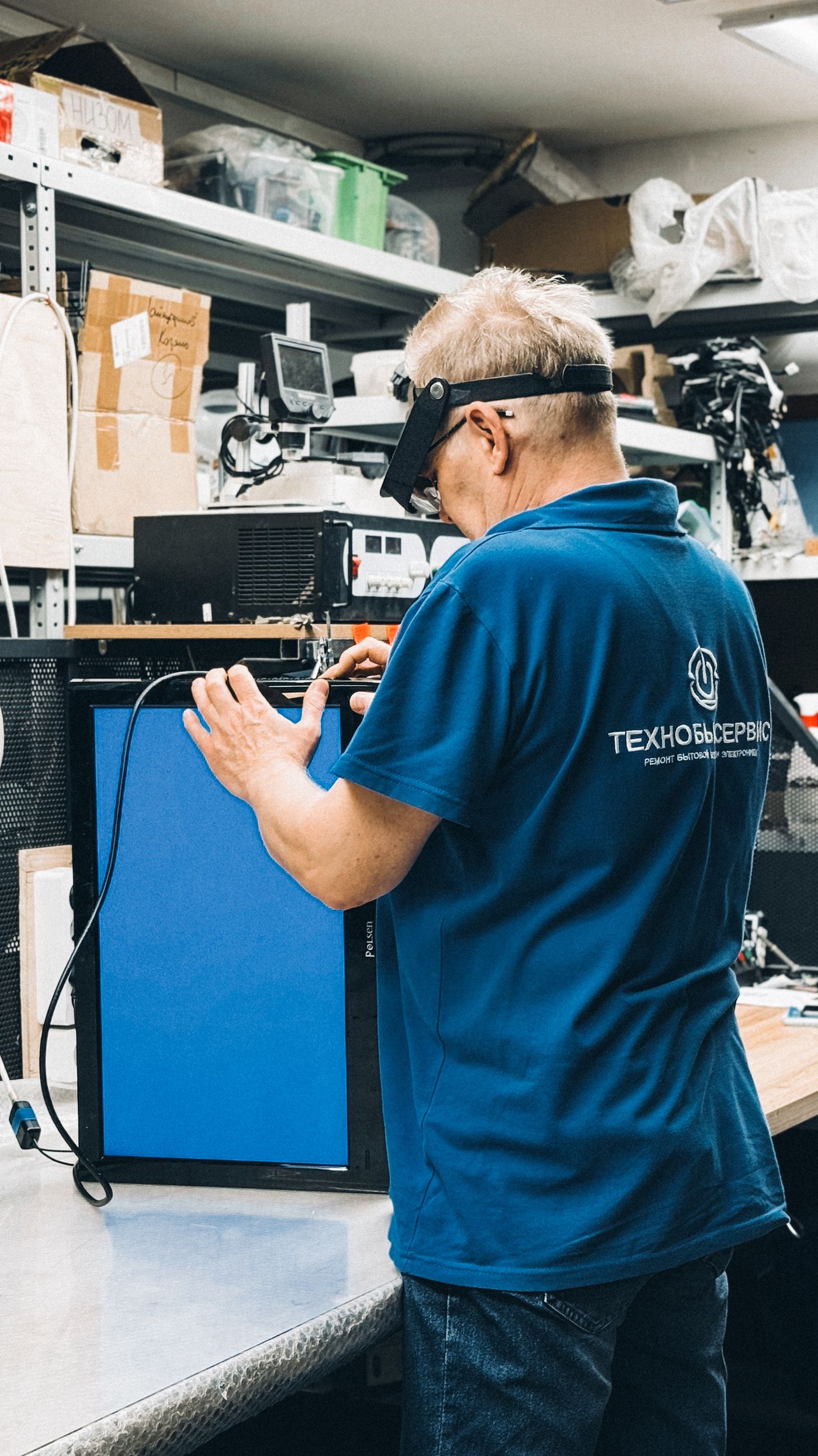 Technicien réparant un laptop en atelier