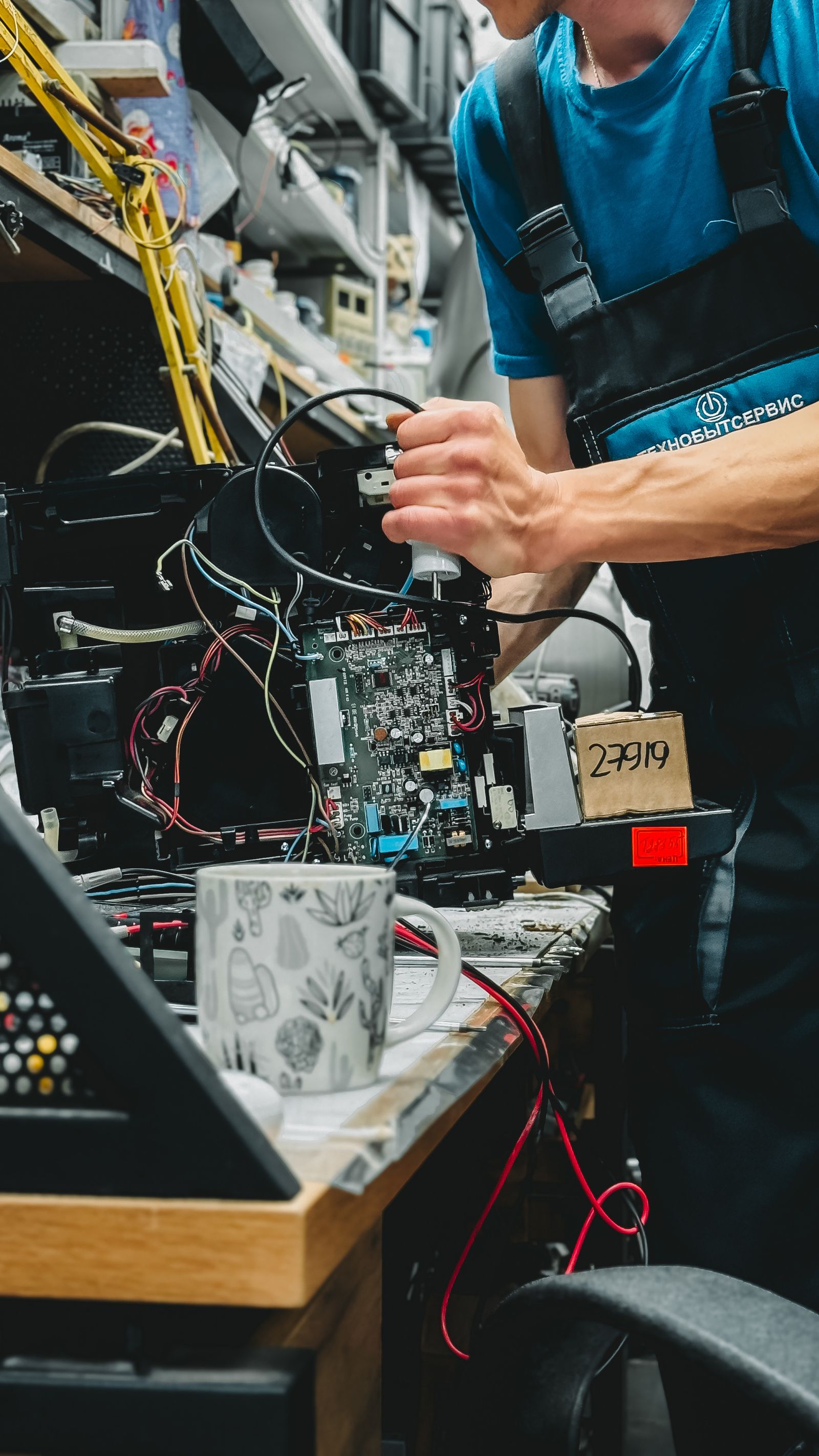 Técnico realizando manutenção em impressora