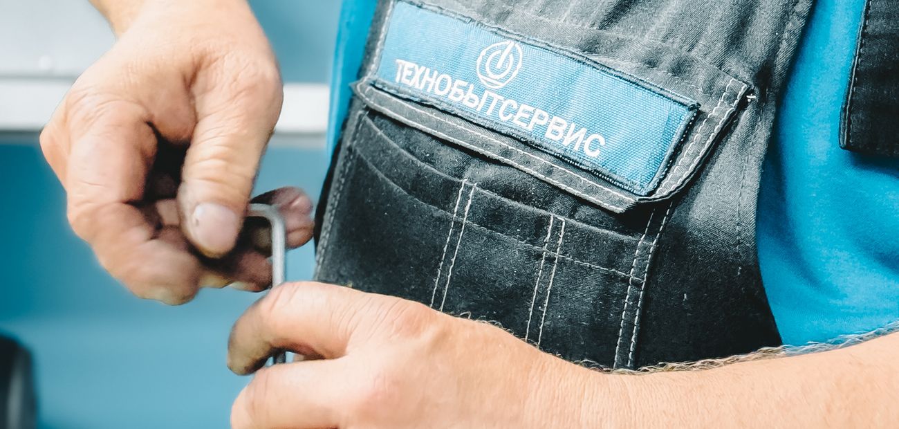 Plombier réparant une canalisation à la pince
