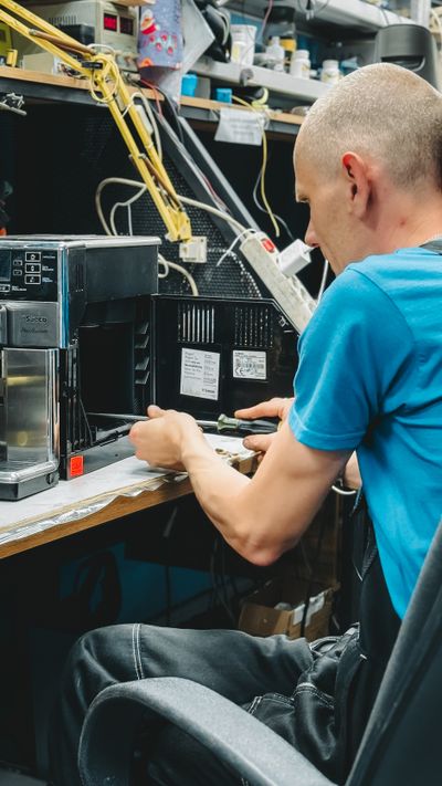 Técnico reparando dispositivo electrónico
