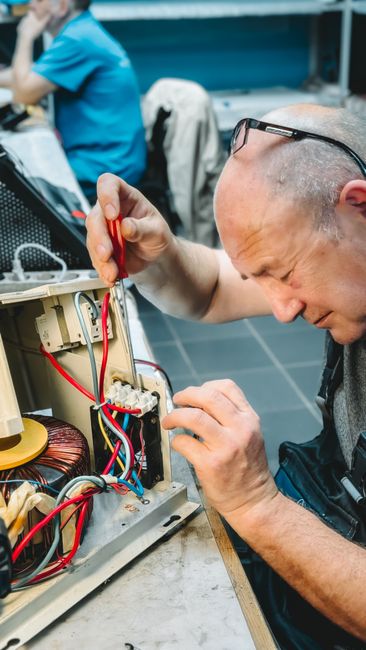 Elektriker som arbeider med kretskort
