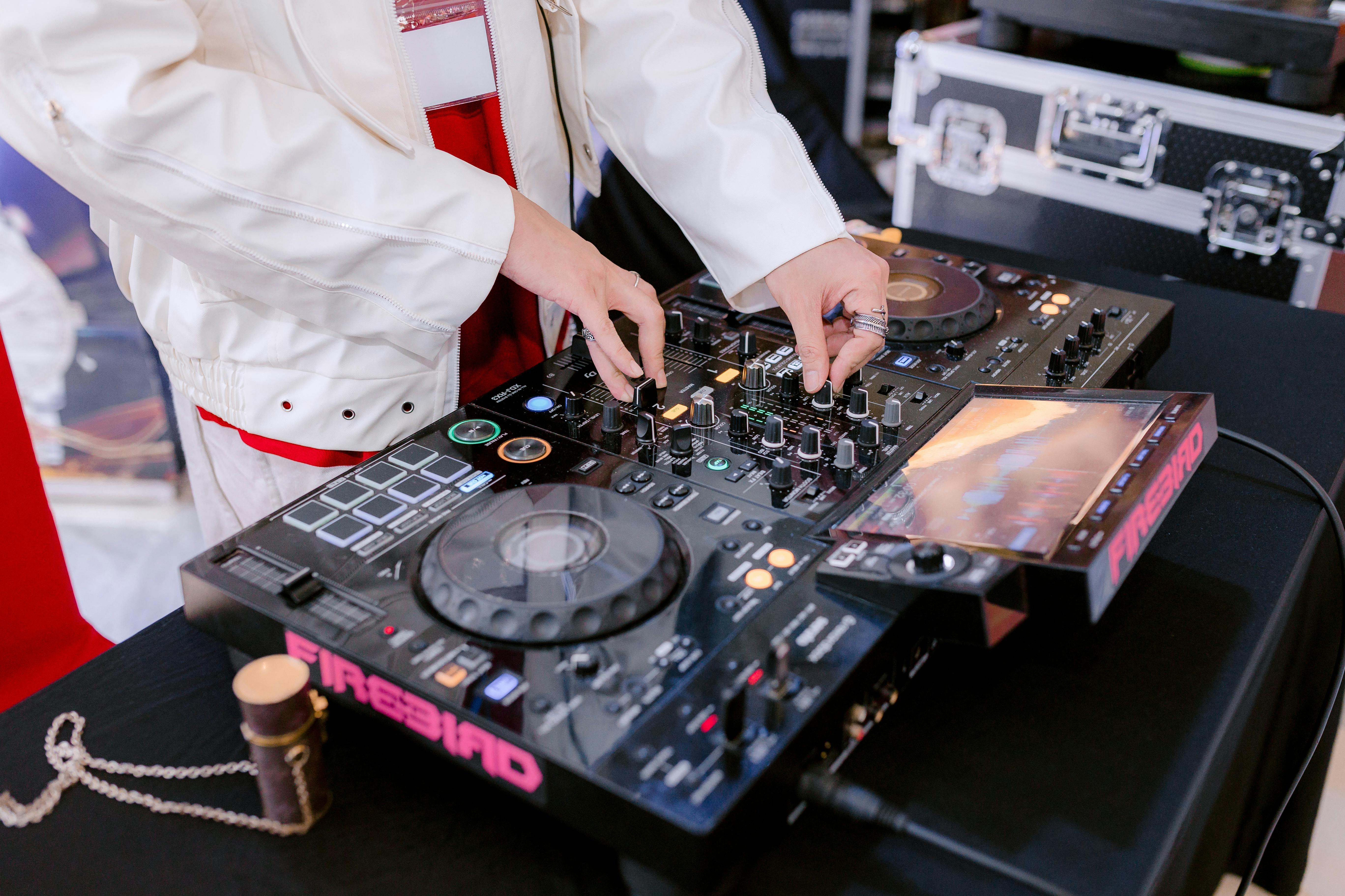 Universal Partners With NVIDIA AI on Music Discovery, Fan Engagement &amp; Creation Tools — Photo by 🇻🇳🇻🇳Nguyễn Tiến Thịn