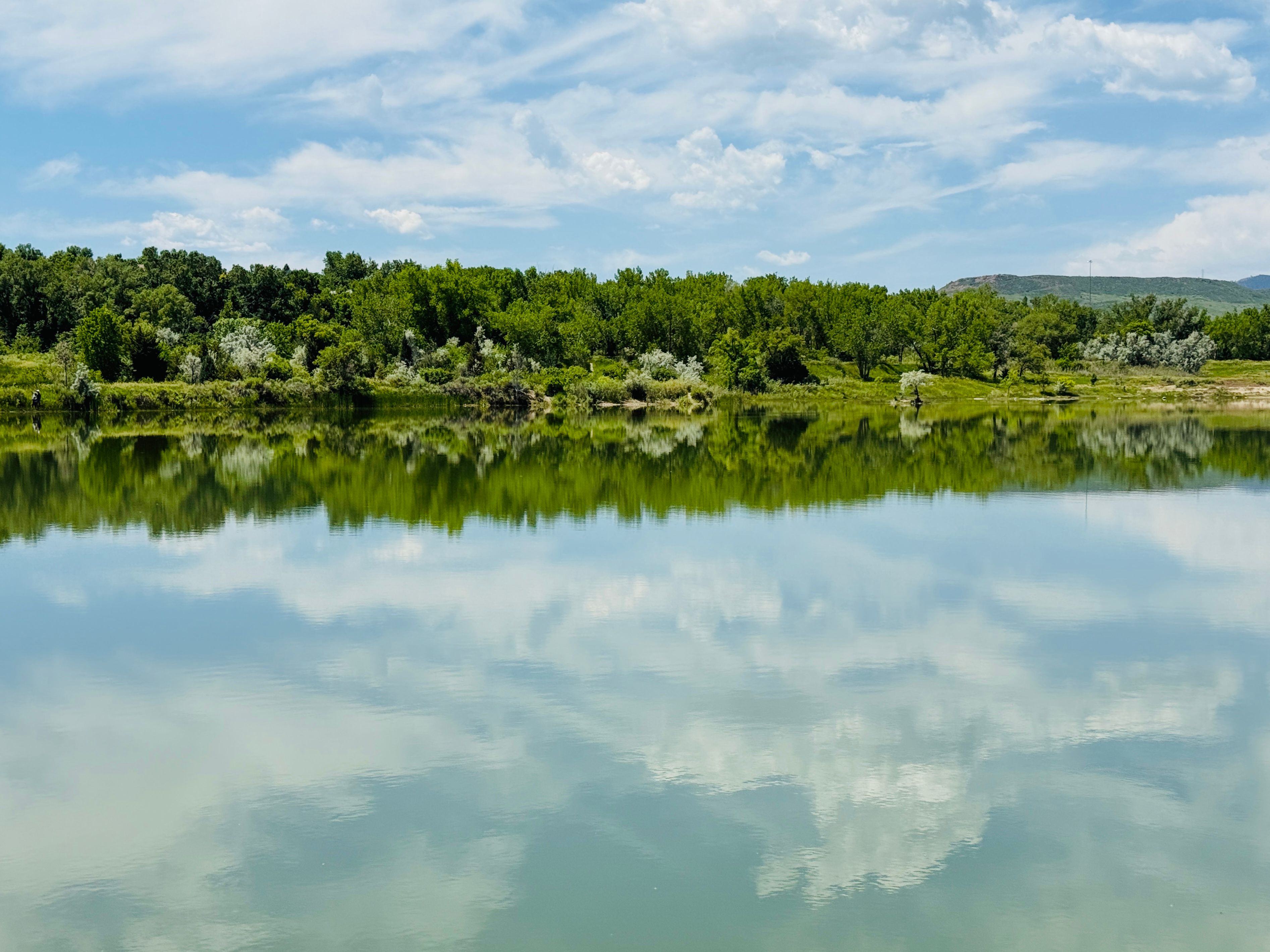 Reflejo del cielo sobre el espejo de agua