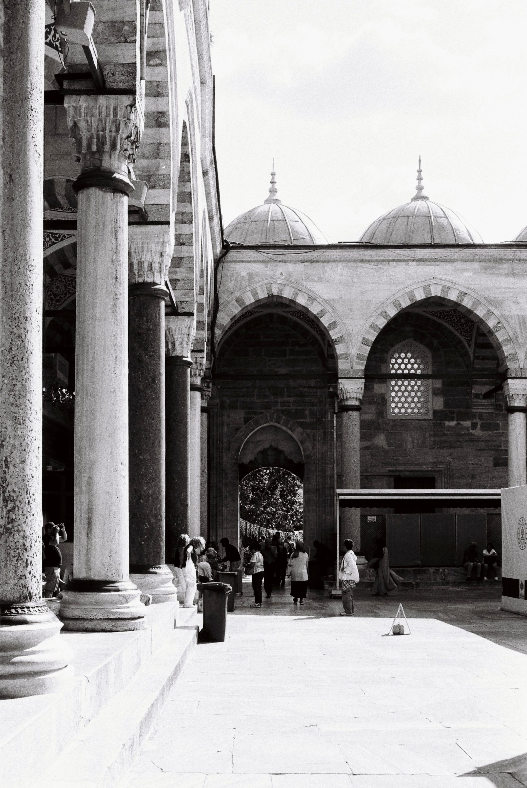 Gratuit Image en noir et blanc d'une cour historique avec des arches ottomanes à Istanbul, en Turquie. Photos