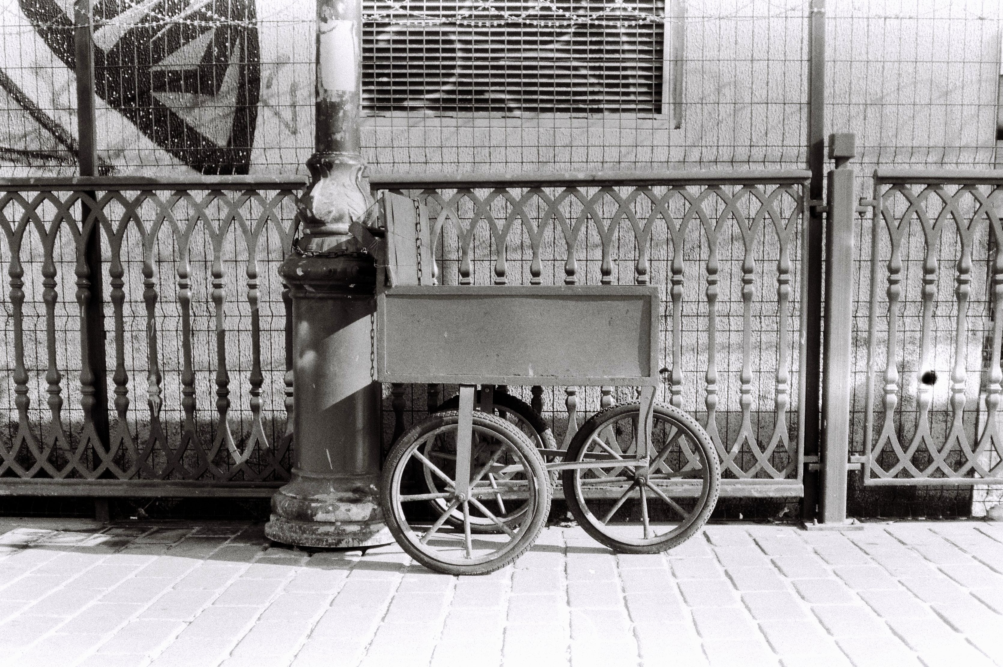 Gratuit Photographie en noir et blanc d'un chariot vintage dans une rue d'Istanbul, mettant en valeur la nostalgie urbaine. Photos