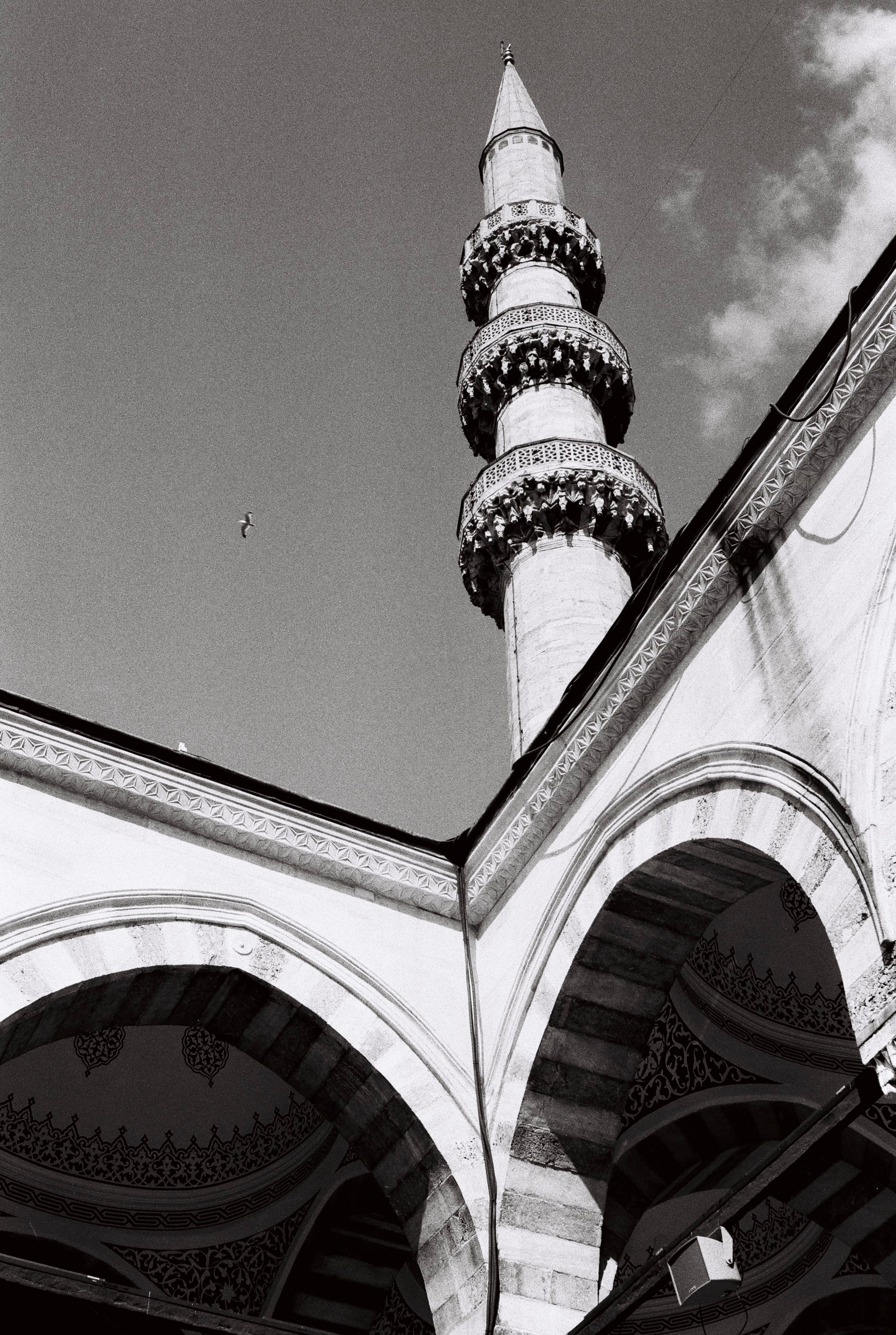 Gratuit Image saisissante d'un minaret à Istanbul, capturée depuis une cour en noir et blanc classique. Photos