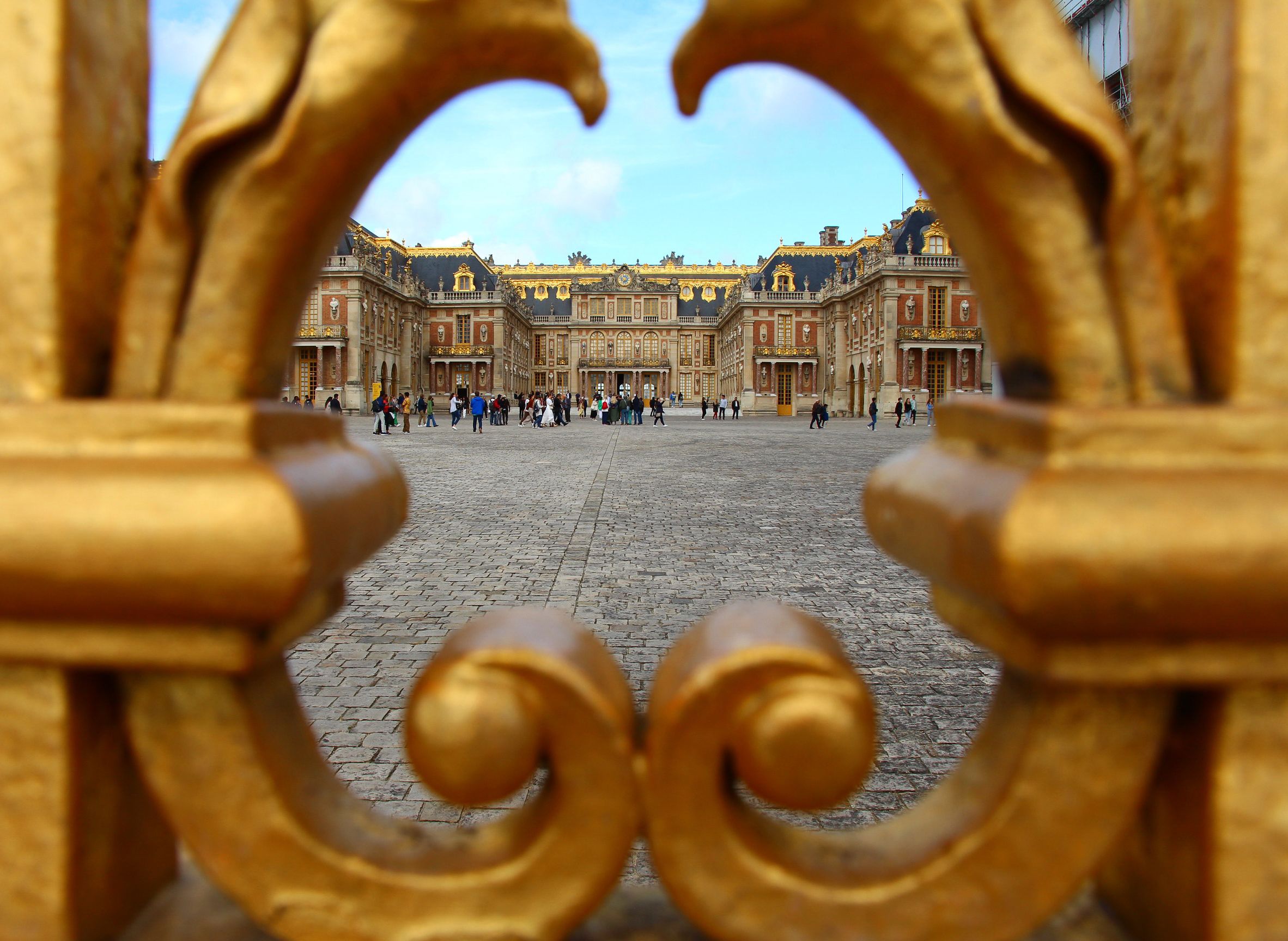 Elegant View of Palace of Versailles Courtyard · Free Stock Photo