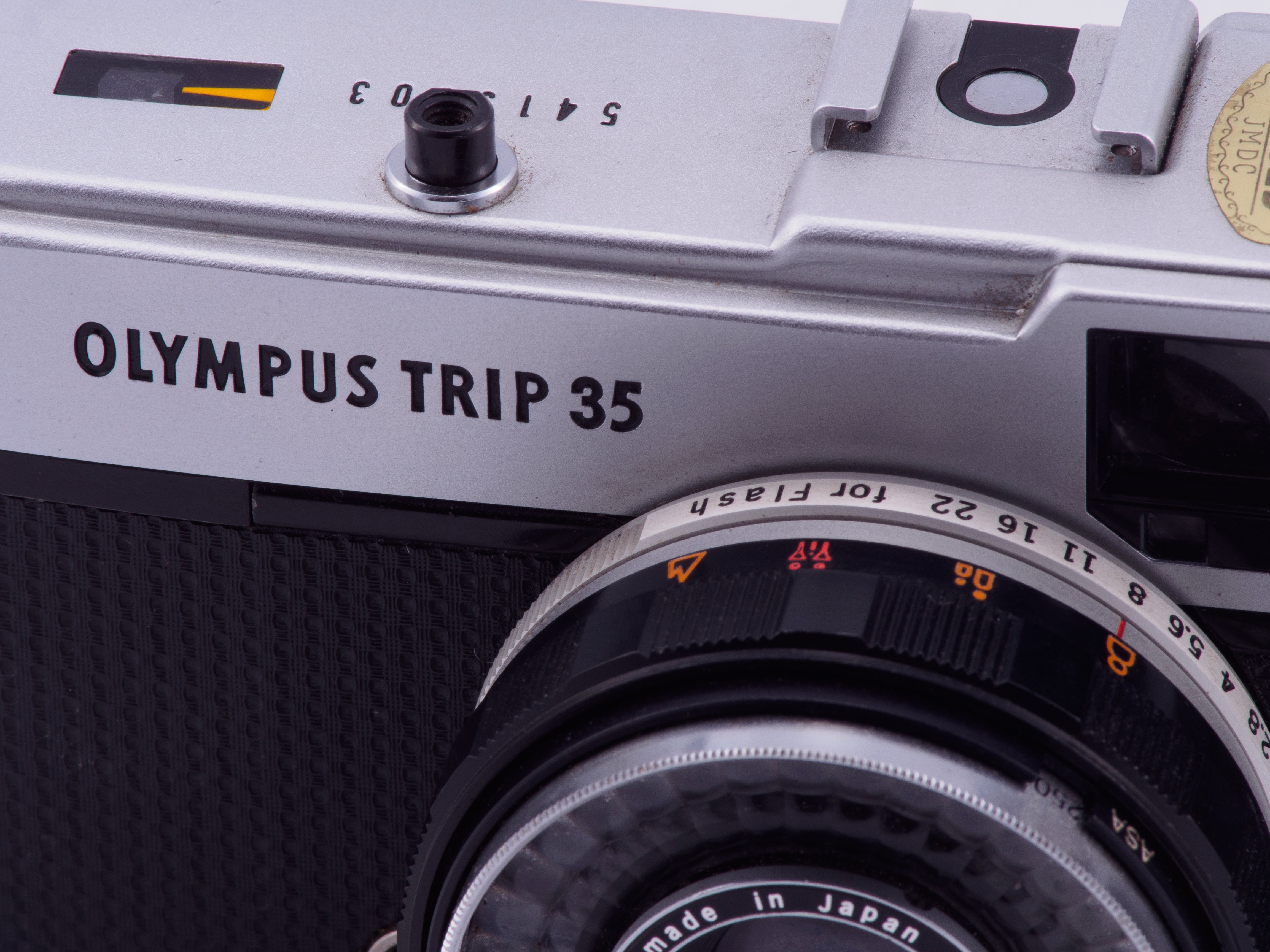 https://www.pexels.com/photo/close-up-of-a-vintage-olympus-camera-lens-32594518/