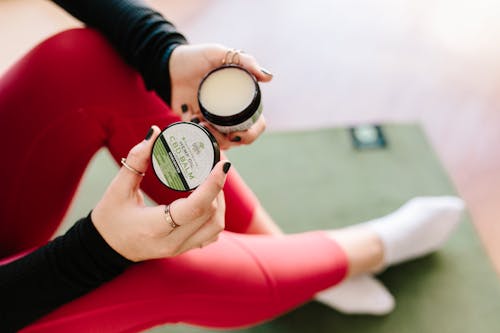 Wanita Menggunakan Cbd Balm