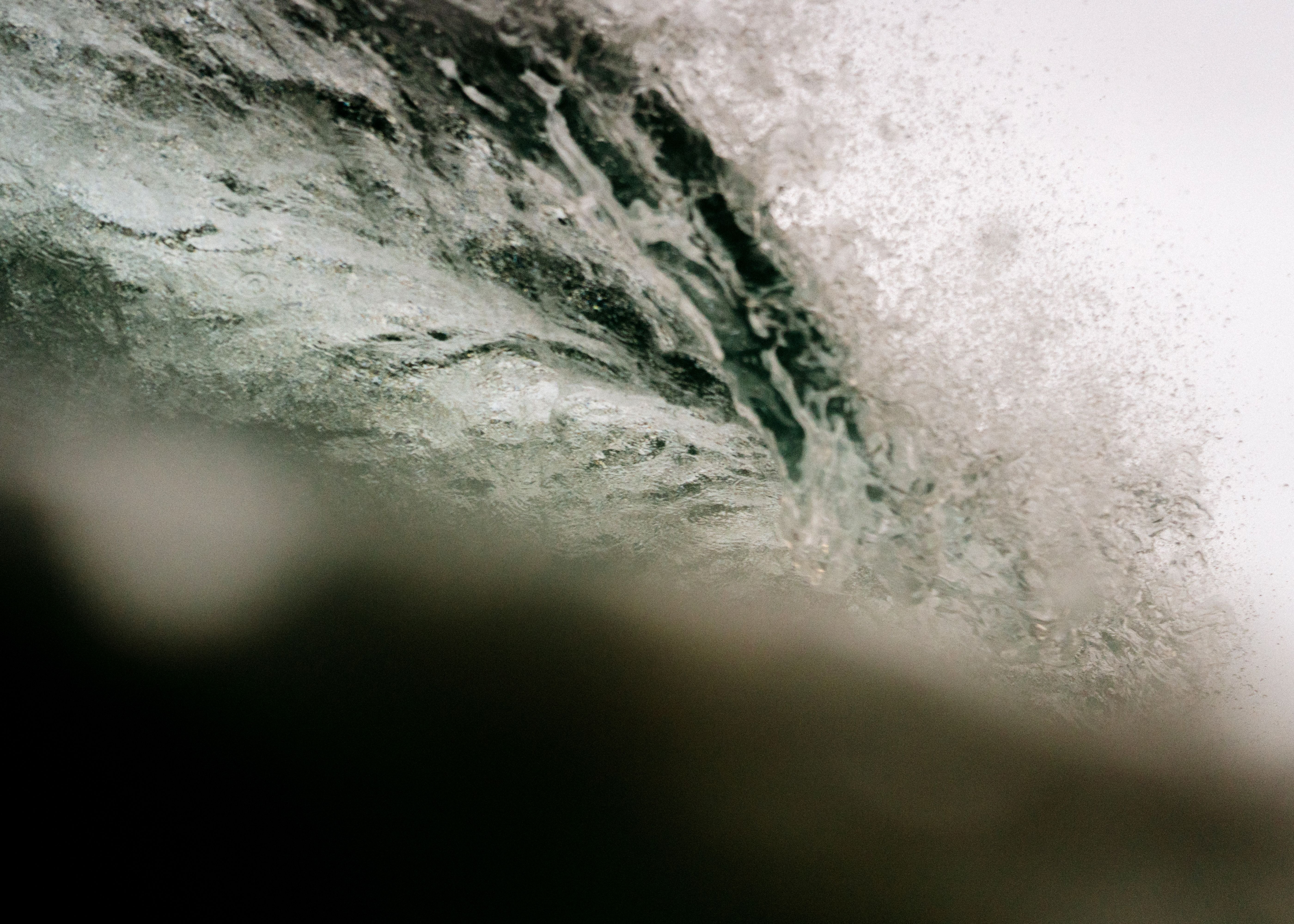 Dynamic Ocean Wave in Motion Close-Up · Free Stock Photo