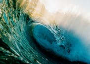 邦迪海滩迷人的波浪形成，大自然的力量以惊人的细节展示