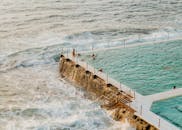 在汹涌的海浪中，体验邦迪冰山泳池，是捕捉夏日精华的理想选择