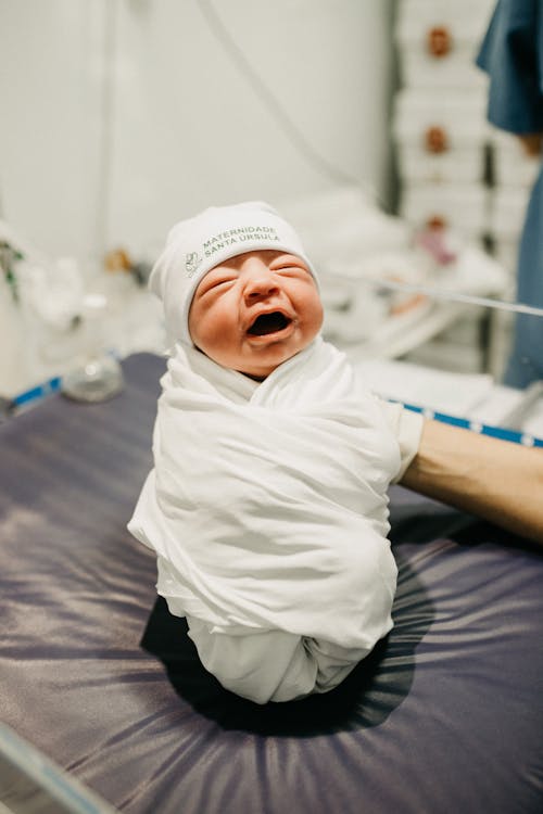 Baby In Weißes Tuch Gewickelt