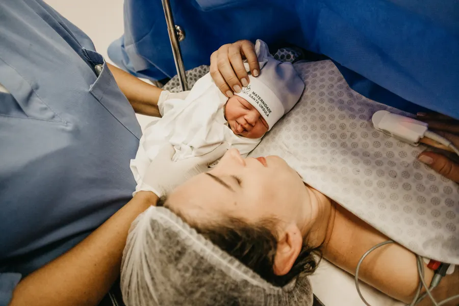 Sage-femme remettant le bébé à la maman