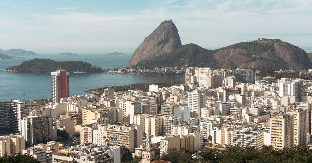Vista aérea do Rio de Janeiro com o Pão de Açúcar em destaque e a paisagem urbana ao fundo