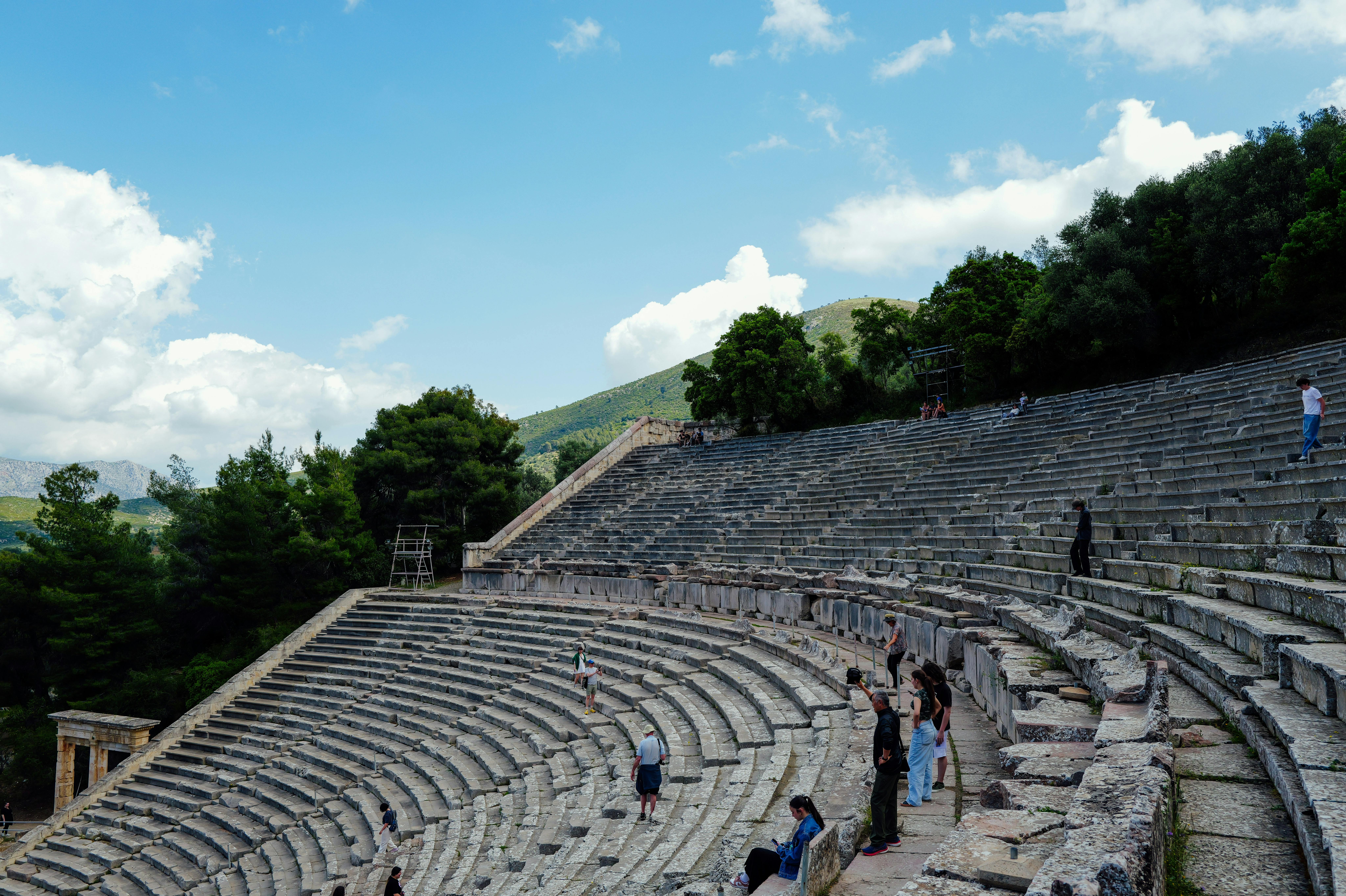 Gratis Vista del antiguo teatro de Epidauro con turistas paseando y capturando fotografías. Foto de stock