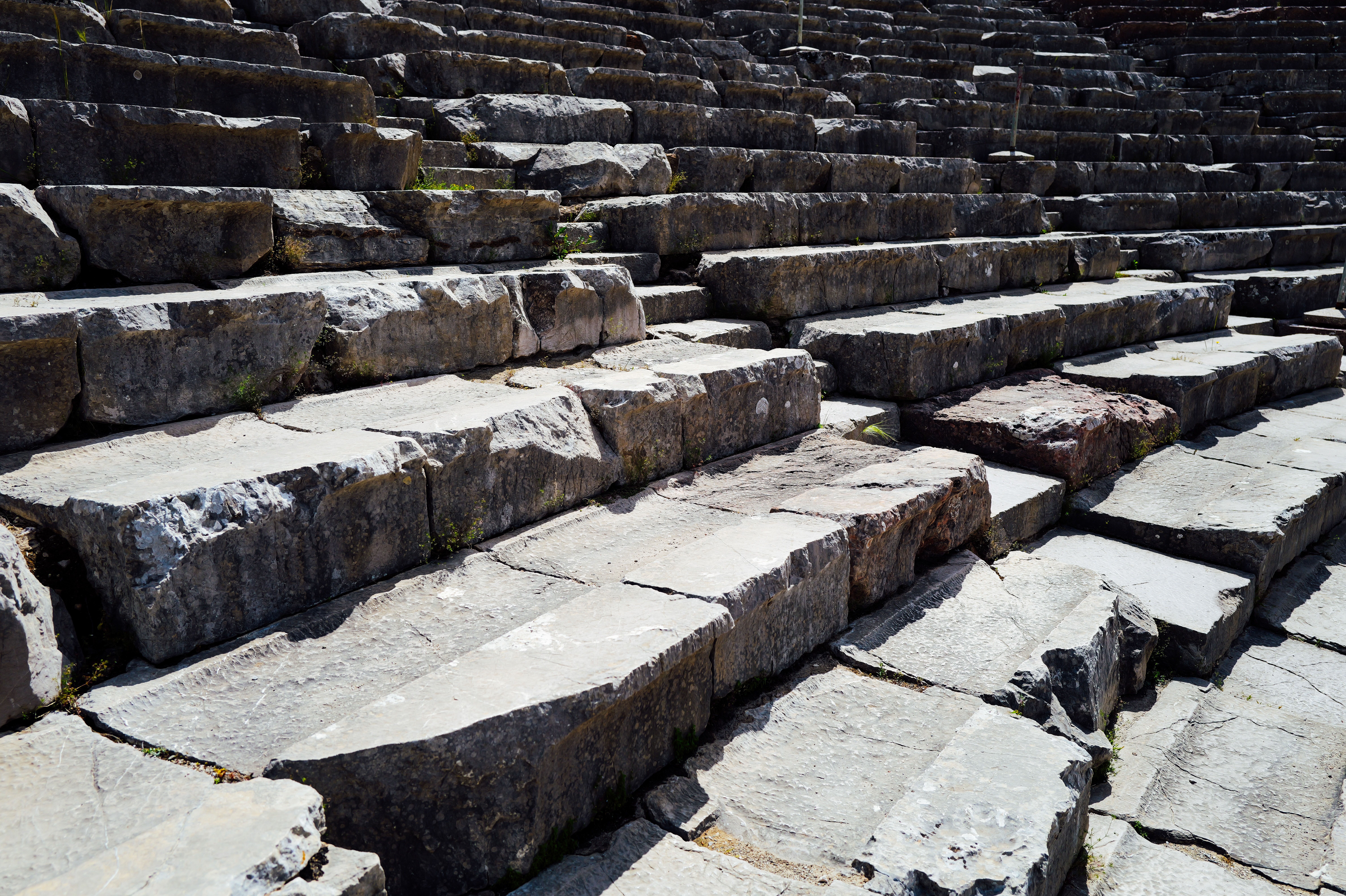 Marches de pierre anciennes creusées par l’usage, éclairées en lumière rasante