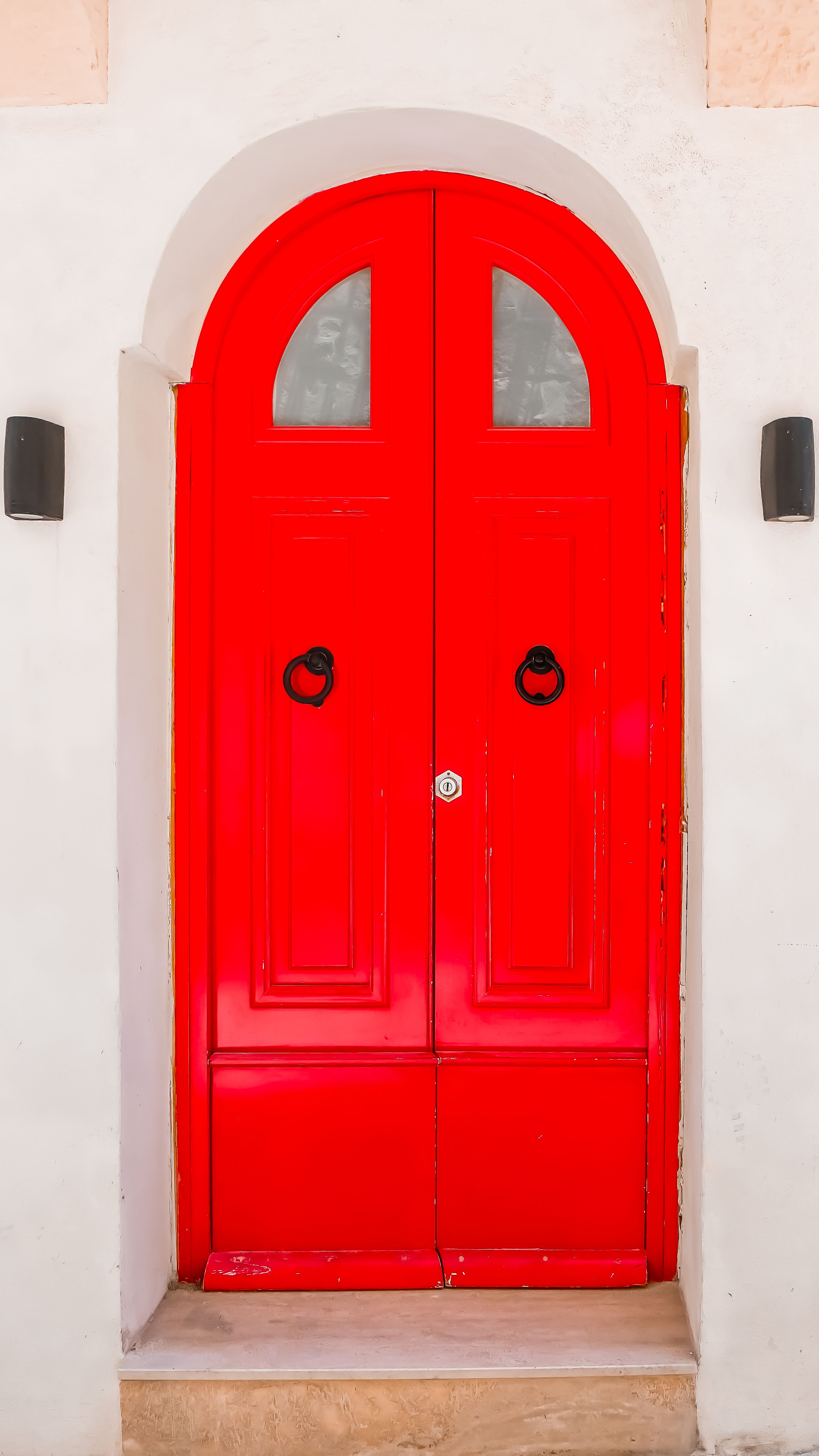 Porte D'entrée Cintrée Rouge Vif Au Charme Historique · Photo gratuite