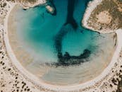 令人惊叹的马蹄铁形海湾鸟瞰图，碧绿的海水和沙滩