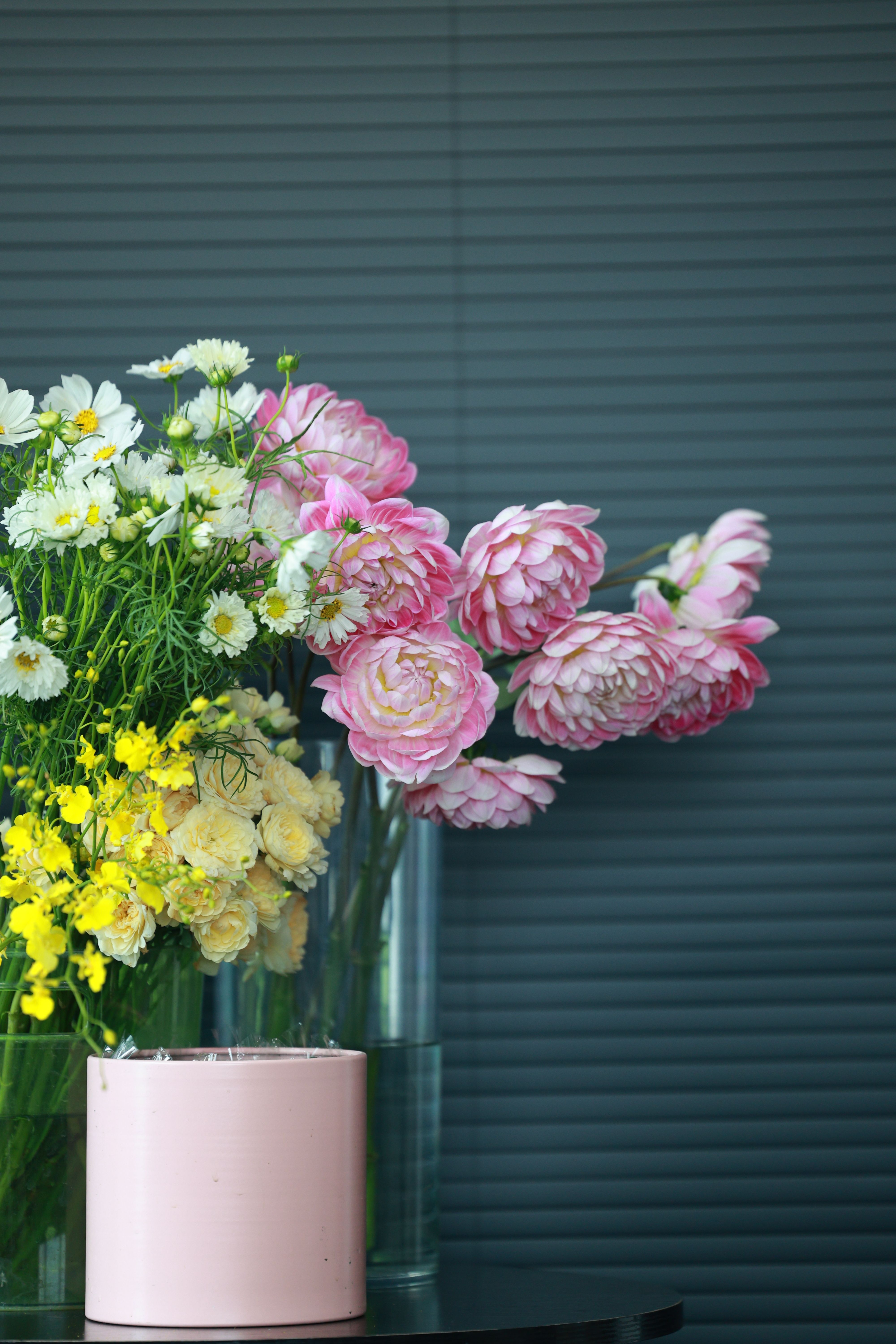 [ColoSach]-colorful-bouquet-of-ranunculus-and-daisies-in-a-vase-against-a-dark-background,-adding-a-touch-of-elegance.