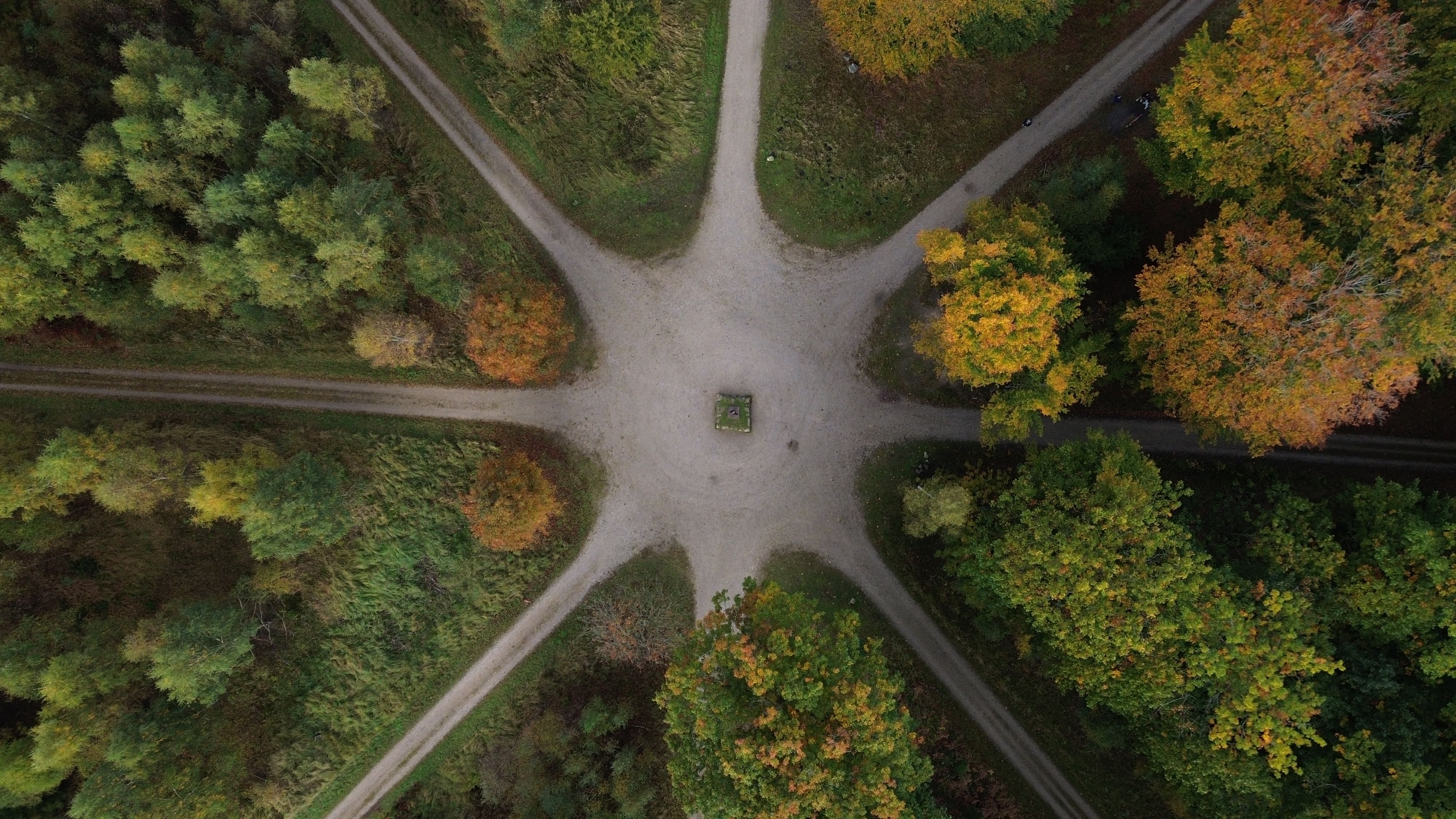 Vue Aérienne De L'intersection D'un Chemin Forestier En Automne · Photo ...