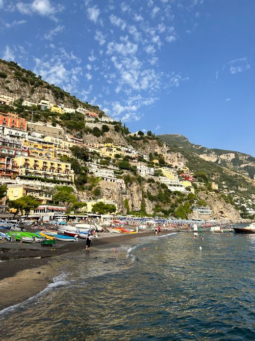 Free Explore the stunning Positano coastline with vibrant buildings and a picturesque beach on a sunny day. Stock Photo