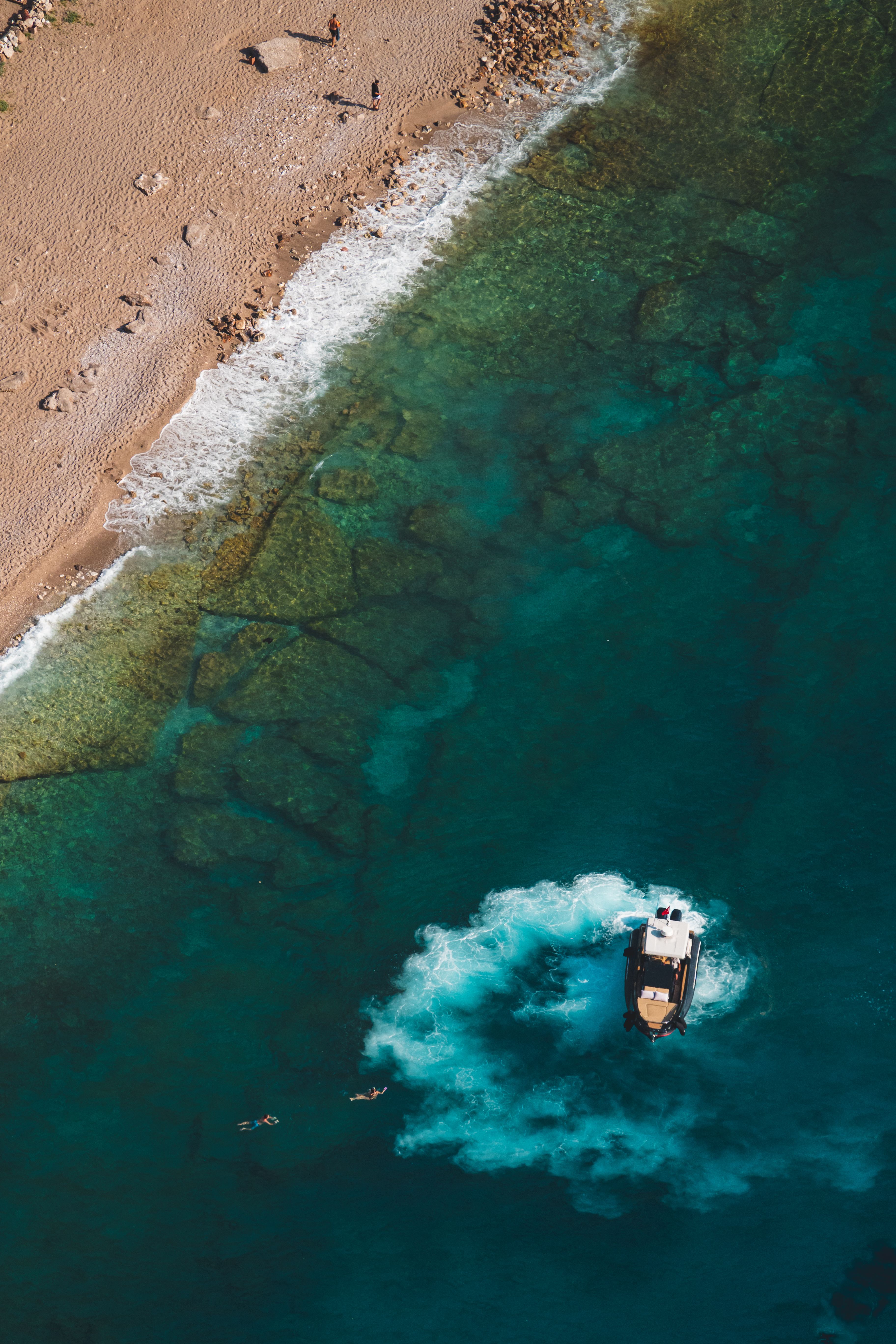 Aerial View of Boat in Clear Blue Coastal Waters · Free Stock Photo