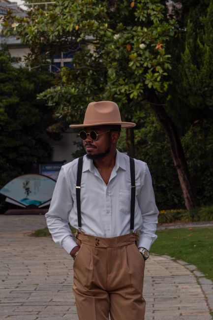 Bretelles et chapeau à bord large, aujourd'hui je me sens vraiment d'une autre époque 🤎
#styledujour #tan #hat #shirt