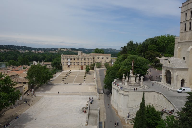 Vue pittoresque d'Avignon avec architecture historique et place publique