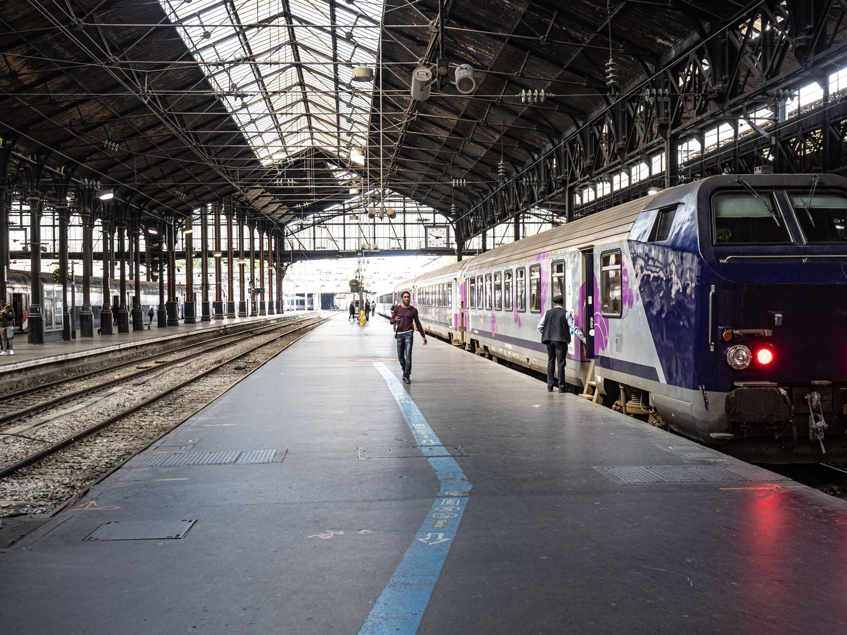 Paris station platform scene – sncf train tickets france guide visual