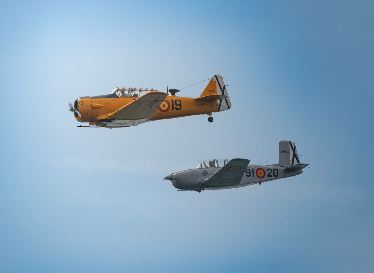 İki farklı uçak modelinin yan yana göründüğü görsel, Aviator ve Aviatrix karşılaştırmasını temsil ediyor