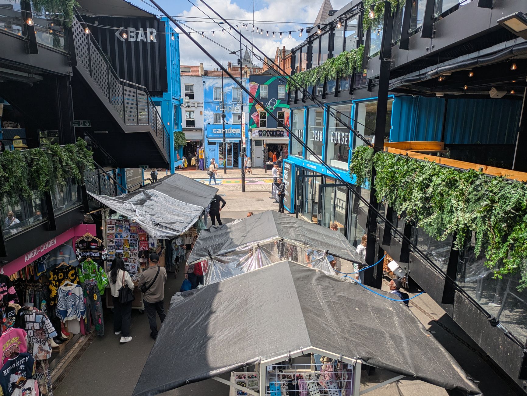 Broad Street shopping area in Reading on a weekday morning