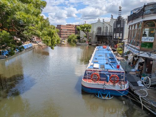 Free Charming view of canal boats on Regent's Canal in London on a sunny day, with trees and historic buildings. Stock Photo