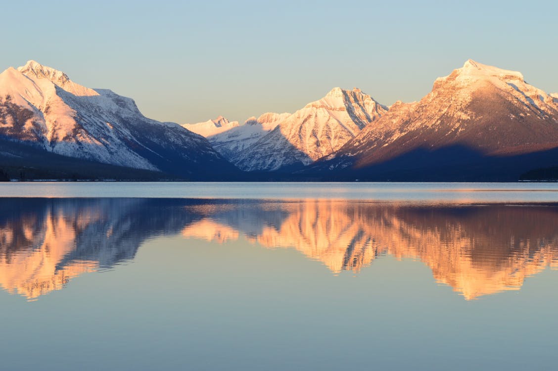 無料 空を背景に湖と山々の風光明媚な景色 写真素材