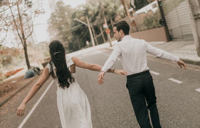 Online dating: starting a conversation on a niche platform