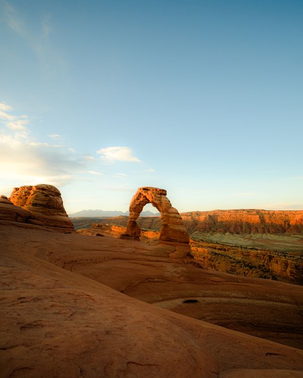 ฟรี พระอาทิตย์ขึ้นอันน่าทึ่งเหนือ Delicate Arch ในอุทยานแห่งชาติ Arches รัฐยูทาห์ คลังภาพถ่าย