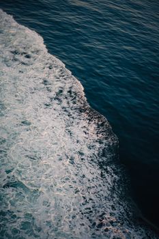 日落时分，海浪拍打海岸的壮丽空中景观，营造出宁静的氛围。 - 相关推荐