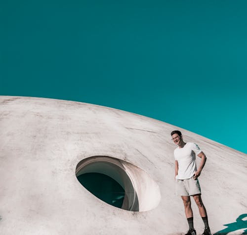 Homme Debout Sur Un Bâtiment Blanc