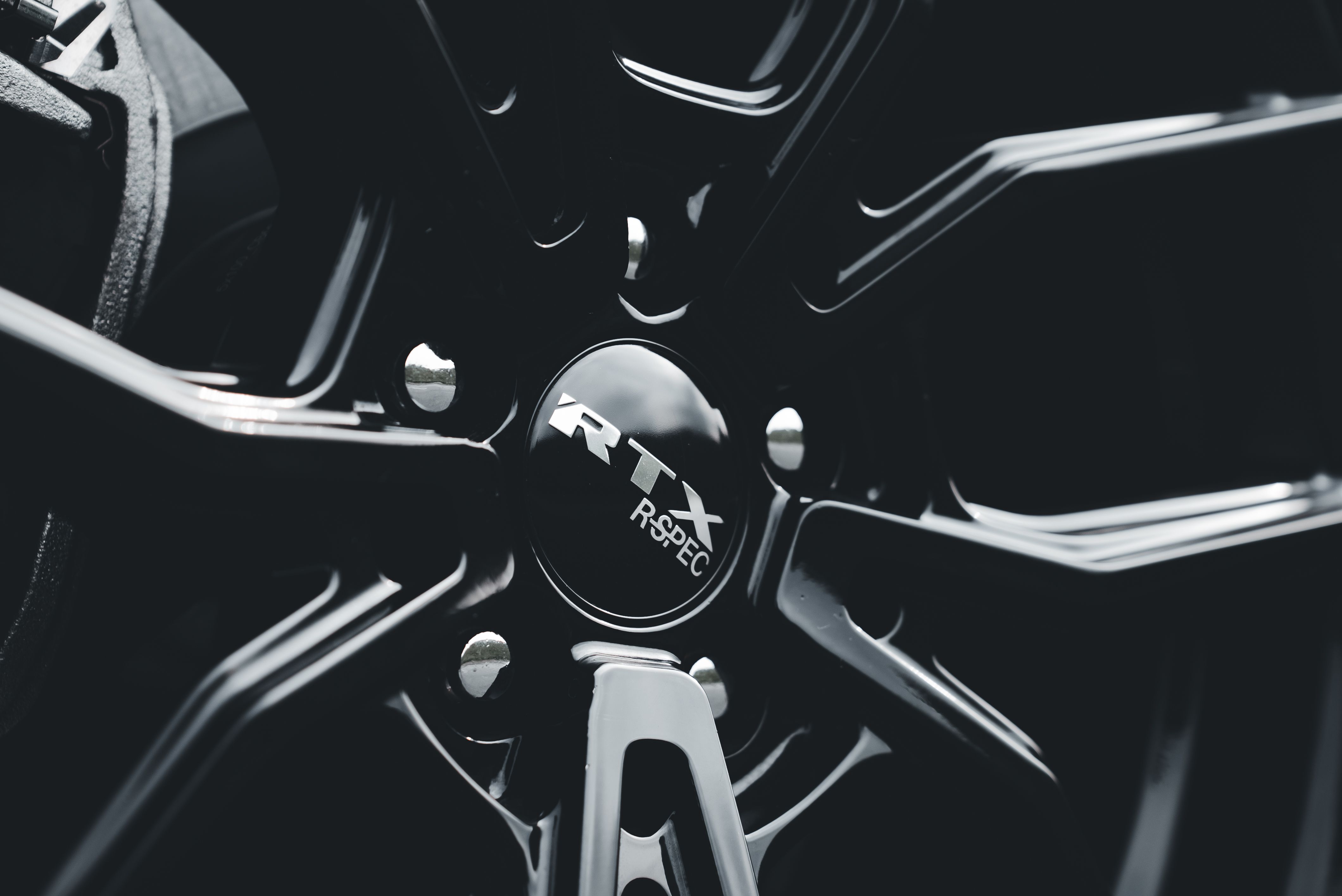 Close-up of a Stylish Black Alloy Wheel · Free Stock Photo