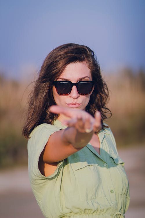 Femme, Porter, Lunettes Soleil Noir