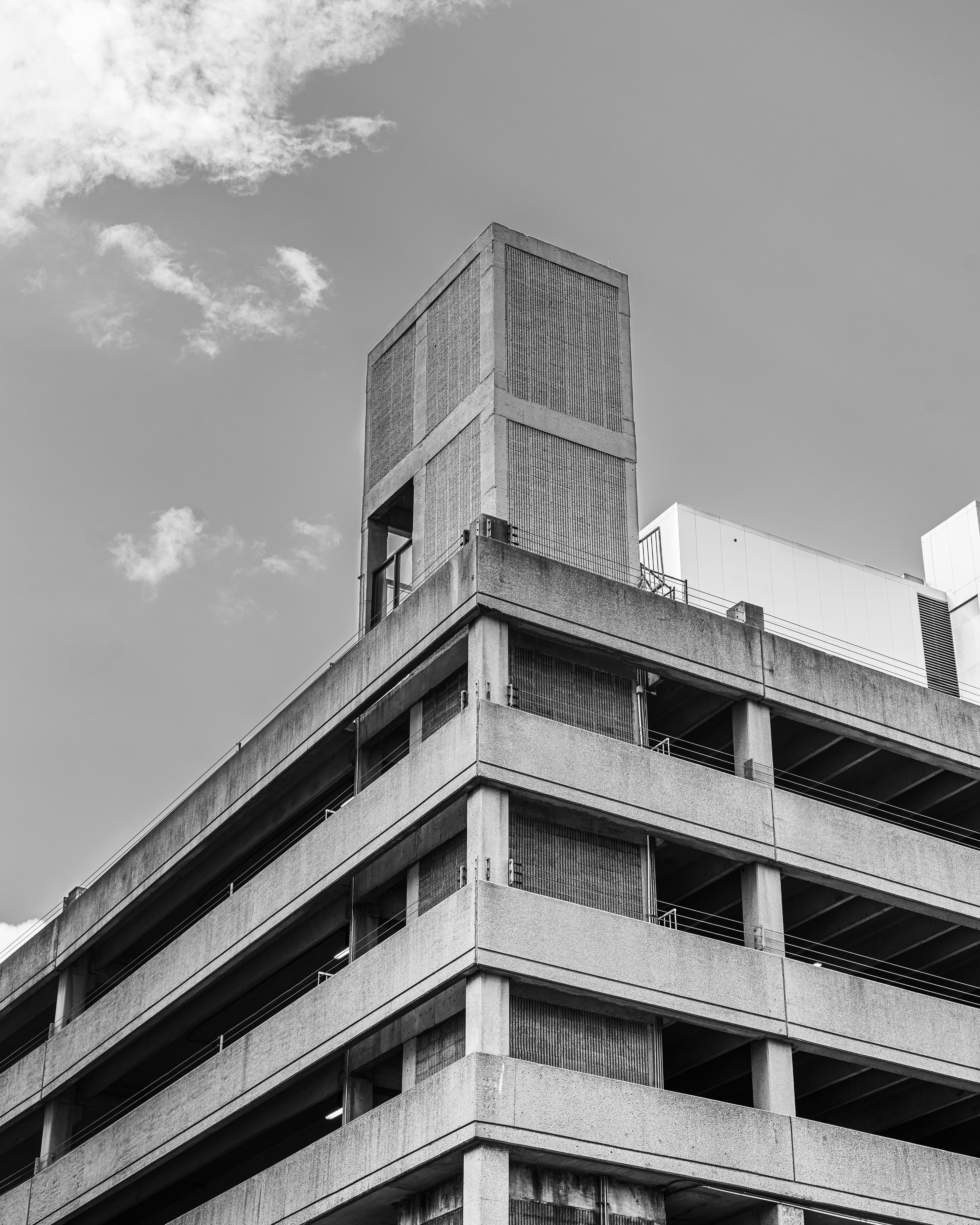 Kostnadsfria Svartvitt foto av ett parkeringsgarage i Nashville, som visar upp arkitektonisk geometri. Stock foto