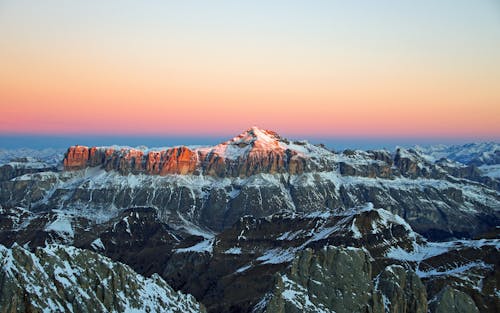 Vista Della Montagna Coperta Di Neve Durante Il Tramonto