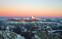 日出时，雪山的壮丽景色与充满活力的天空交相辉映