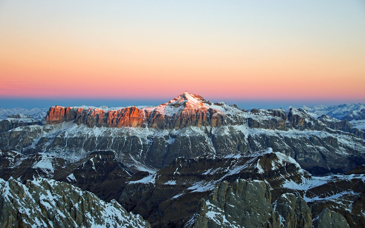 免費 日落時白雪覆蓋的山脈的景色 圖庫相片