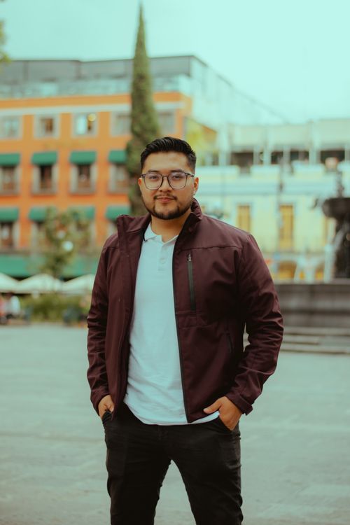 Free Stylish man in a casual urban environment, exuding confidence and modern style. Stock Photo