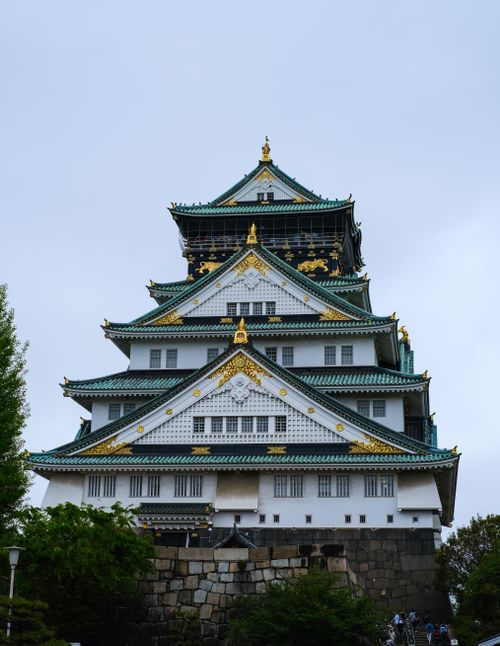 Free Majestic view of Osaka Castle showcasing traditional Japanese architecture against a clear sky. Stock Photo